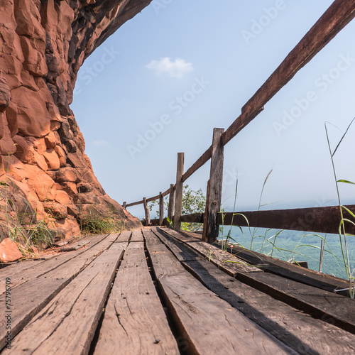 drewniany-most-na-gorze-przy-phutok-tajlandia