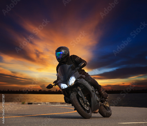 plakat,-tlo,-jazda-motocyklem,-zachod-slonca