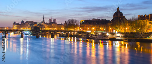 sekwany-i-stare-miasto-w-paryzu-francja-w-nocy