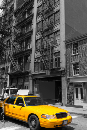nowy-jork-soho-budynkow-taksowki-taxi-zolty-nyc-usa
