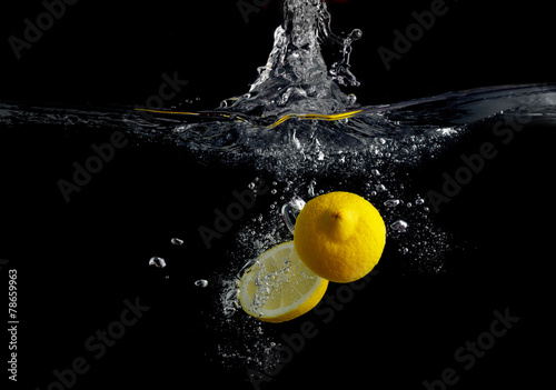 Lemon in water © Veresovich