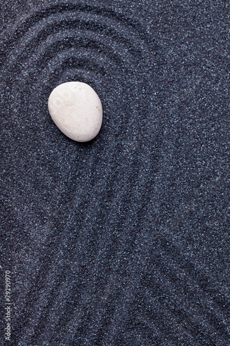 ogrod-zen-z-bialym-kamieniem-z-falami-w