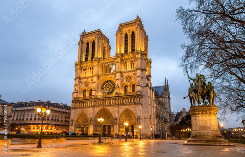 wieczor-widok-notre-dame-de-paris-francja