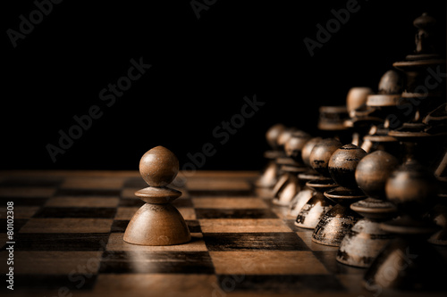 Valokuva Chess. White pawn against all black.