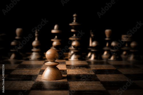 Valokuva Chess. White pawn against all black.
