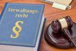 Gesetzbuch mit Richterhammer - Verwaltungsrecht