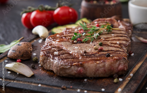 Zdjęcia Beef rump steak on black stone table