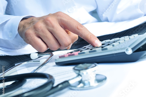 Zdjęcia healthcare professional calculating on an electronic calculator