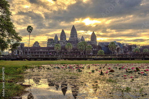 Poster Sonnenaufgang bei Angkor Wat Tempel, Siem Reap, Kambodscha