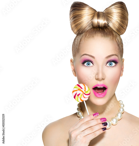 zabawna-dziewczyna-z-kokarda-fryzure-jedzenie-kolorowy-lollipop