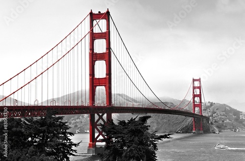 golden-gate-bridge-czerwony-wystrzal-na-czarny-i-bialy-tle