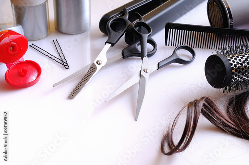 Zdjęcia Set hairdressing articles on a white table composition