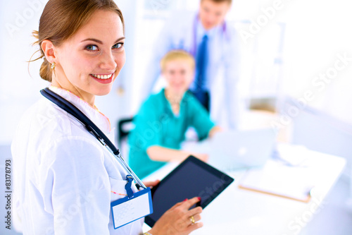 Zdjęcia Young woman doctor holding a tablet pc