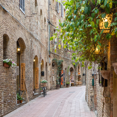aleja-w-starym-wloskim-miescie-tuscany