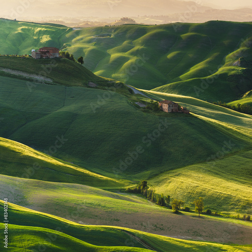 crete-senesi-miejsce-w-okolicach-sieny-i-asciano-wiosna-aur