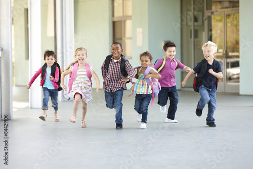 Zdjęcia Group Of Elementary Age Schoolchildren Running Outside