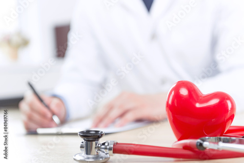 Zdjęcia Nice doctor filling the papers