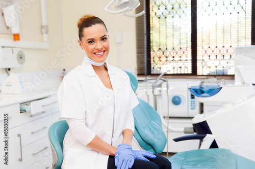 Zdjęcia female dentist in office