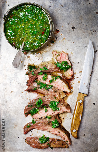 Zdjęcia flank steak with chimichurri sauce.