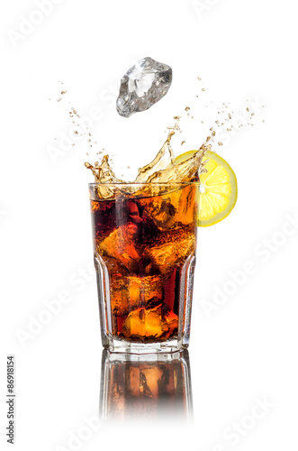 Longdrink mit Eiswürfeln und Spritzern