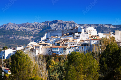 andaluzyjskie-miasto-w-zimowy-dzien-quesada
