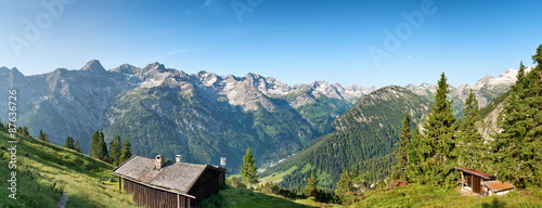 kabiny-rustykalne-dziennika-na-plaskowyzu-alpejskim