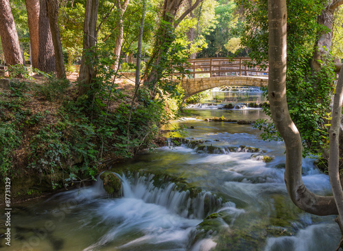 piekny-maly-doplyw-rzeki-krka-z-progami