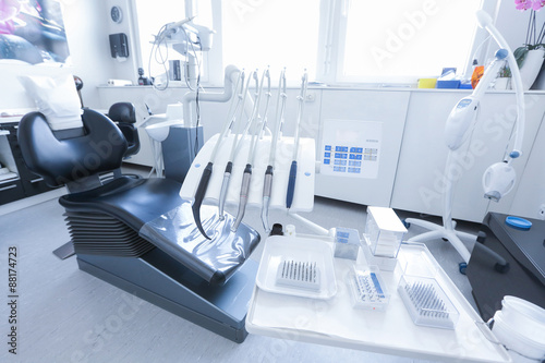 Zdjęcia Dentist's chair with tools and drills