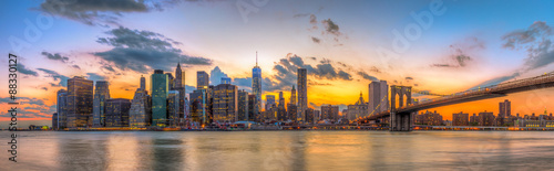 Fototapeta Brooklyn bridge and downtown New York City in beautiful sunset