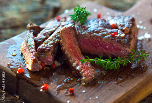 Zdjęcia Juicy Fillet Steak with Fresh Herbs
