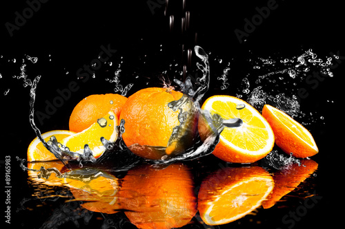 pomaranczowe-owoce-i-plusk-wody