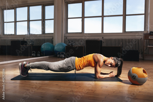 Zdjęcia Woman doing core exercise in the gym