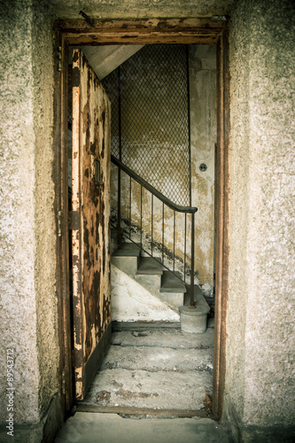 grungy-opuszczony-dom-z-drzwiami-i-schodami