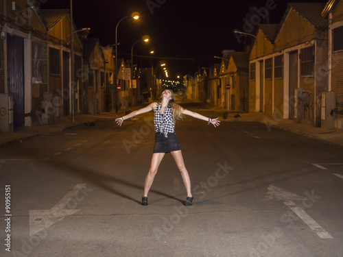 Poster mujer modelo profesional rubia joven en carrera de coches nocturna, blanco y neg
