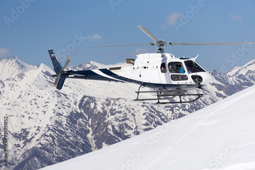 bialy-helikopter-ratunkowy-w-gorach