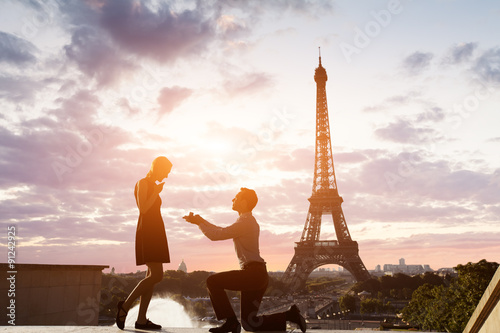 Valokuva Romantic marriage proposal at Eiffel Tower, Paris, France