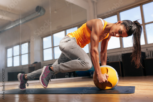 Zdjęcia Woman doing intense core workout in gym