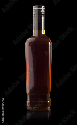 szklane-biale-wino-i-kisc-winogron-na-tle