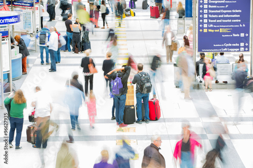 Poster LONDON, UK - SEPTEMBER 12, 2015: Liverpool street train station with lots of peo