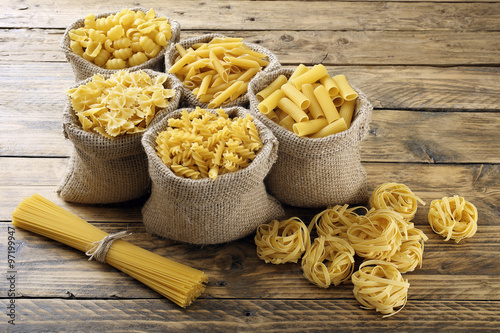 Poster pasta italiana grezza sfondo legno rustico
