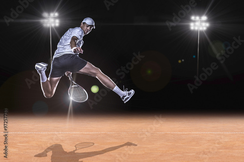 Le joueur de tennis pour atteindre le ballon dur