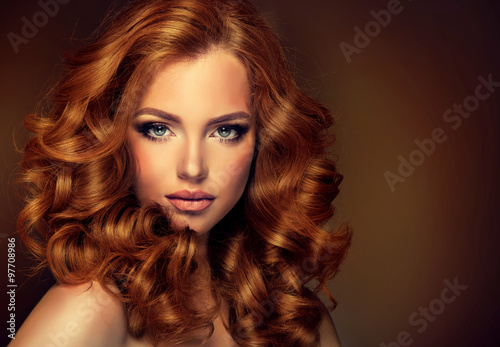 dziewczyna-model-z-dlugim-czerwonym-falistym-wlosy-duze-loki-na-czerwonej-glowie-fryzura-na-stale