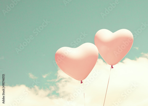 Poster Deux ballons en forme de coeur rose dans le ciel turquoise