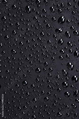 krople-wody-na-czarnej-plastikowej-powierzchni