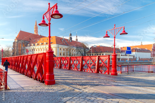 czerwony-most,-miasto-wroclaw,-polska