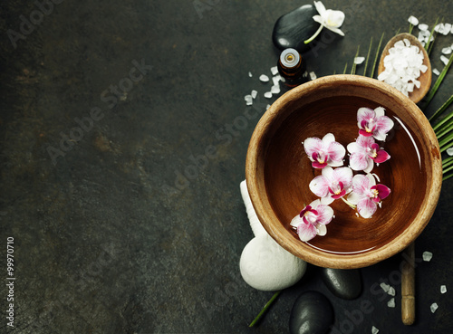 Zdjęcia Spa background with floating flowers