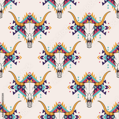  Vector tribal seamless pattern with bull skull and decorative ethnic ornament. Boho style. American indian motifs.