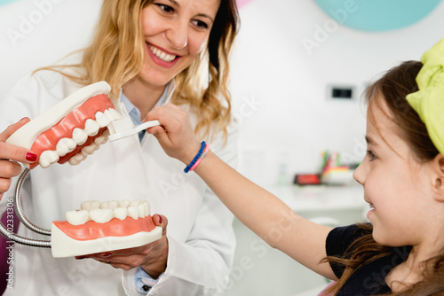Zdjęcia Learning about dental hygiene