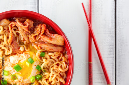 Plakát, Obraz Korejští Ramen s kimchi na bílém dřevě