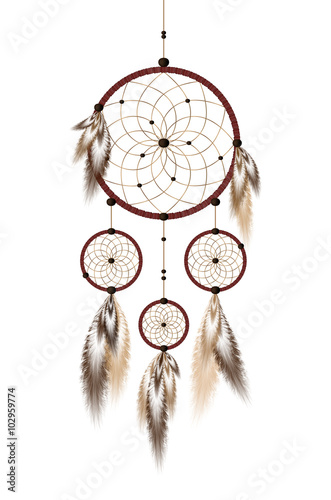 dreamcatcher-z-koralikami-i-piorami-w-bezu-i-brazie-odizolowywajacych-na-bialym-backgr